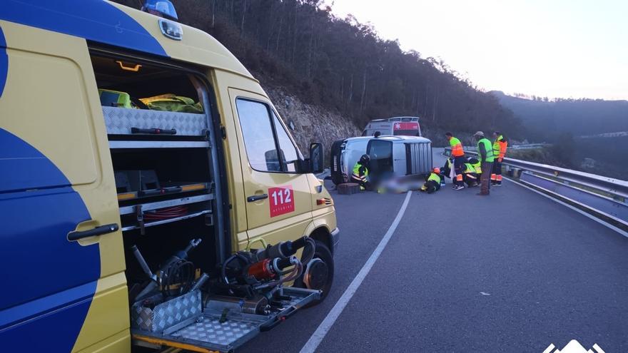 Herido un hombre de 38 años al quedar aplastado por su coche, que volcó en Castropol