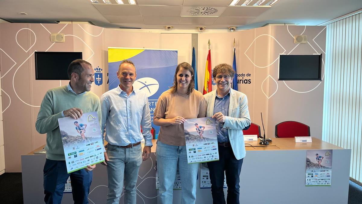 Por la izquierda David Méndez, de la organización de la Travesera,José Manuel González, alcalde de Cangas de Onís, Manuela Ena, Directora General de Actividad Física y Deporte y José Sanchez, alcalde de Cabrales, durante la presentación de la Travesera
