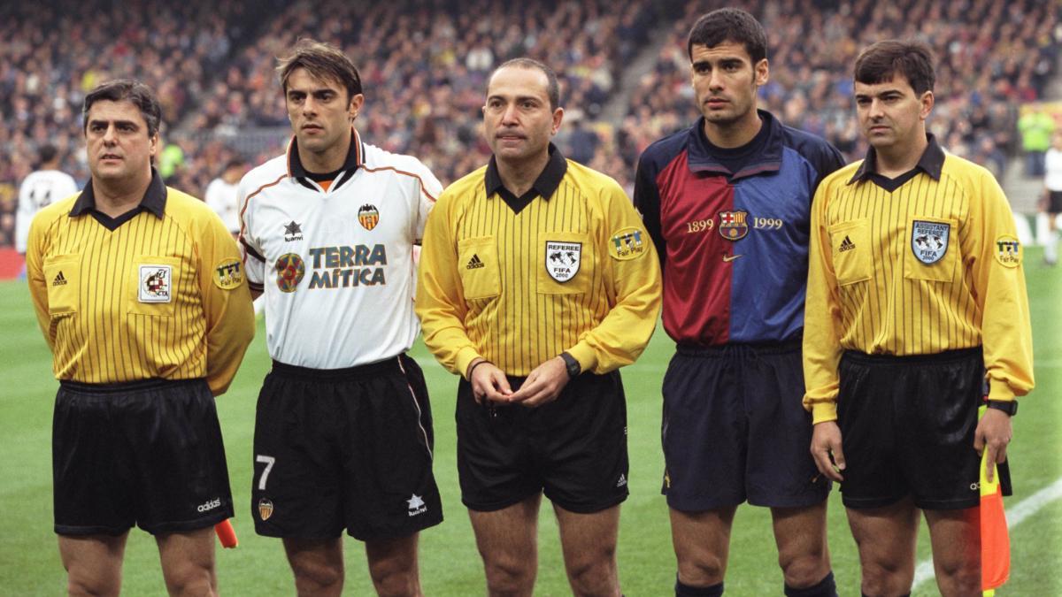 López Nieto, en el centro, junto a su equipo arbitral, Claudio López y Josep Guardiola antes del Barça-Valencia de la Liga 1999/00