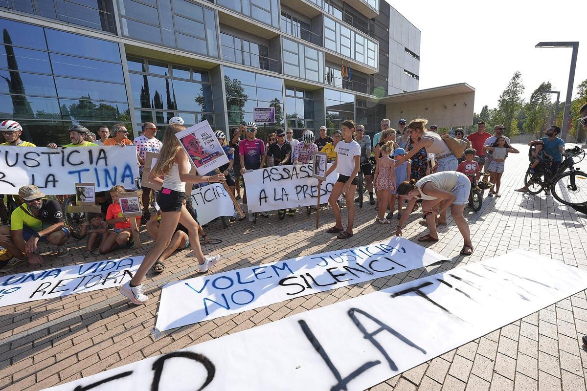 Les imatges de la concentració de rebuig a la condemna pel conductor que va matar una ciclista als Àngels