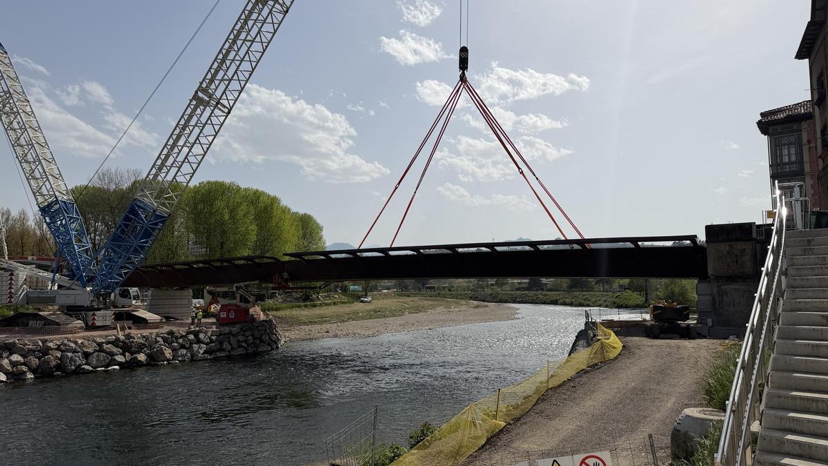 Finaliza el montaje de la estructura metálica del puente de Arriondas