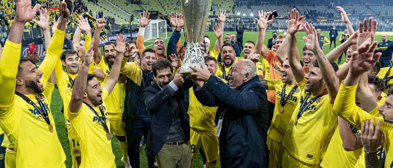 Llaneza levanta la Europa League conquistada por el Villarreal en Gdansk