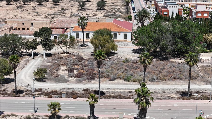 El Ayuntamiento de Rojales usa la Casa Museo de Lo Marabú como vertedero de toneladas residuos vegetales