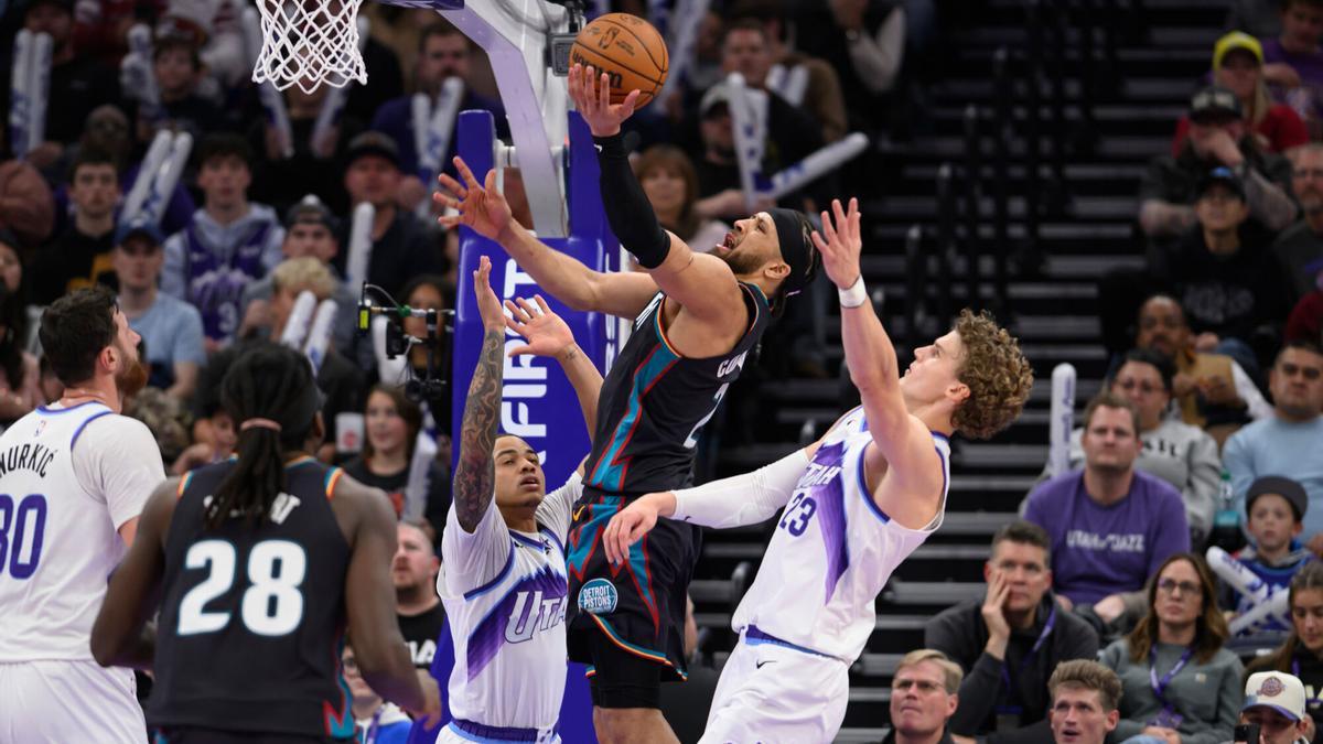 Cade Cunningham, de los Detroit Pistons, ante Lauri Markkanen y Keyonte George, de los Utah Jazz