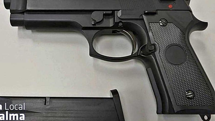 Una pistola simulada en Gomila