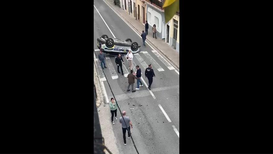 Vuelca un coche de policía en pleno centro de Benissa