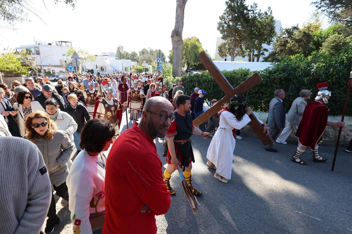 Galería: imágenes del vía crucis de Santa Eulària