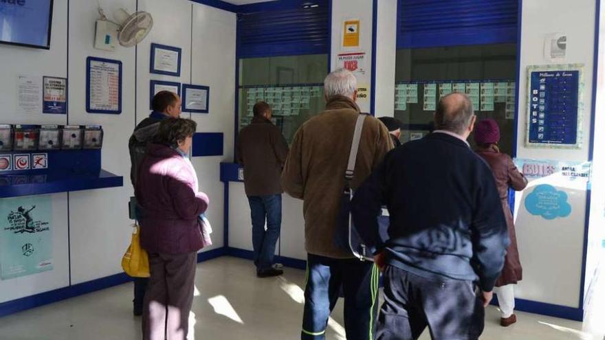 Colas en una administración de lotería de Benavente, ayer por la mañana.