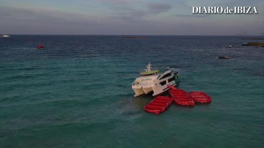 Rescatados ilesos los pasajeros de un ferri que chocó contra un islote entre Ibiza y Formentera