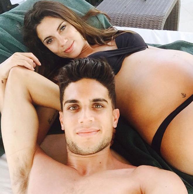 Marc Bartra y su pareja, Melissa Jiménez, que esperan un bebé