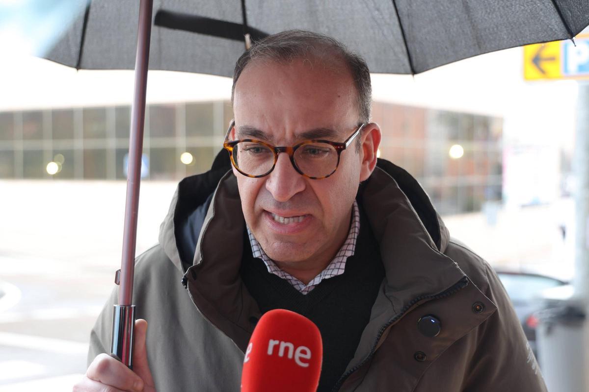 El alcalde de Cáceres supervisa los avances en el paso de peatones de la calle Argentina