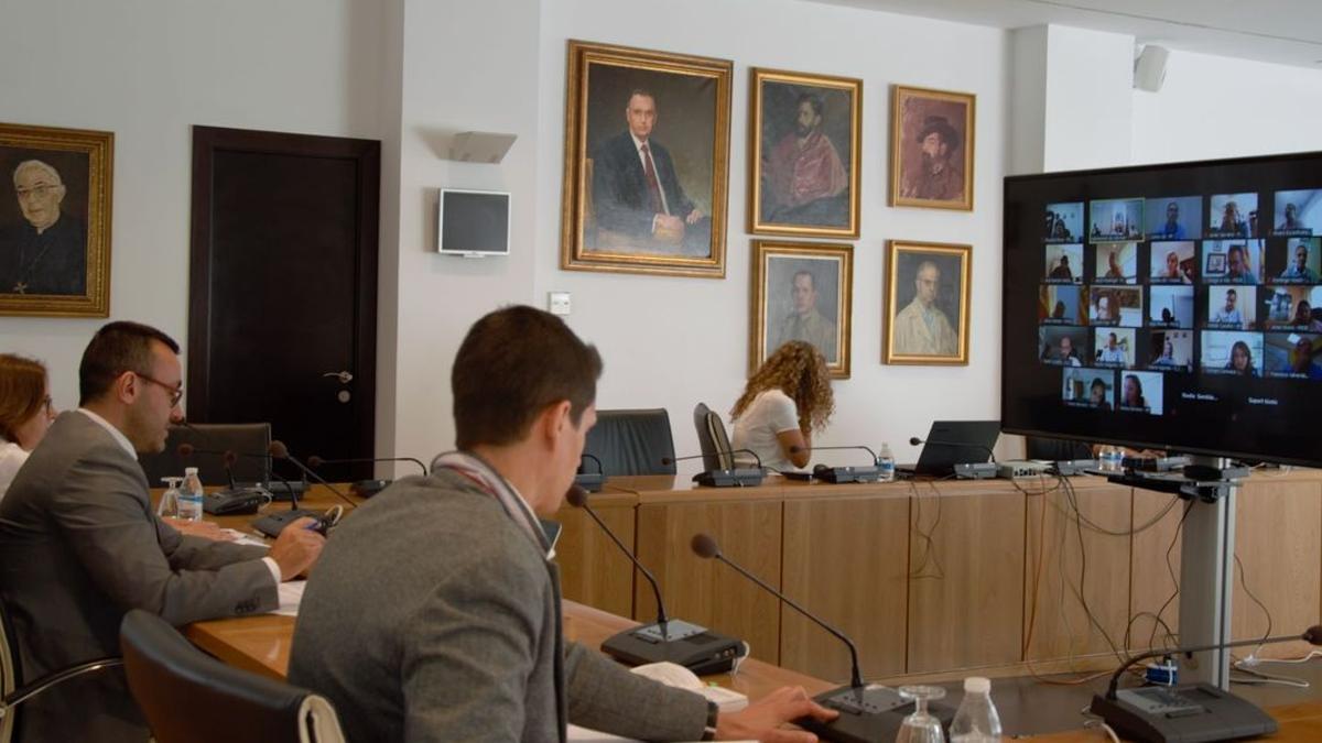 La portavoz de Compromís, Maria Fajardo, denuncia que no hay ningún retrato de mujeres ilustres de la ciudad en el salón de plenos.