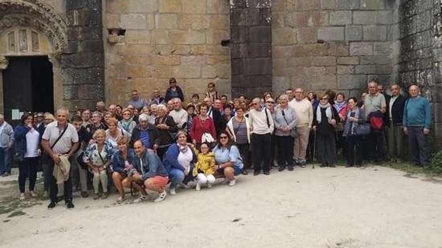 Foto de familia en el monasterio de O Carboeiro. // Faro