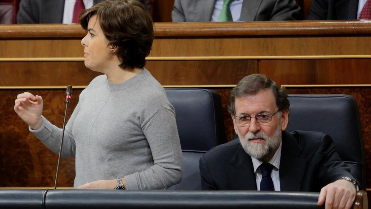 El presidente del Gobierno, Mariano Rajoy, y la vicepresidenta, Soraya Sáenz de Santamaría, en el Congreso.