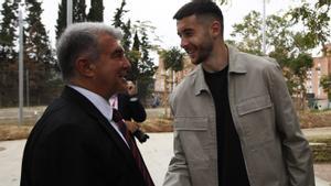 Laporta saluda a Joan GarcIa en la inauguración de la ciudad deportiva de la Damm, el pasado octubre.