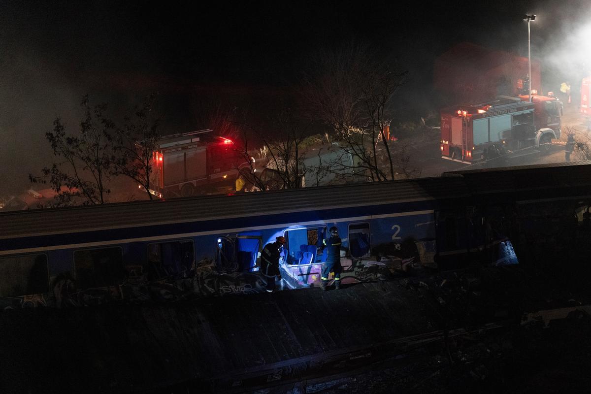 Larissa (Greece), 01/03/2023.- Firefighters and rescue crews work to extricate passengers from train cars after a collision near Larissa city, Greece, 01 March 2023. The two trains ñ a passenger train travelling from Athens to the northern city of Thessaloniki, and a cargo train from Thessaloniki to Larissa, collided head-on outside the central Greek city, Konstantinos Agorastos, the governor of the Thessaly region told local media. Sixteen people have been killed and at least 85 injured, and 250 passengers were evacuated safely to Thessaloniki on buses. (Incendio, Grecia, Atenas, Salónica) EFE/EPA/ACHILLEAS CHIRAS