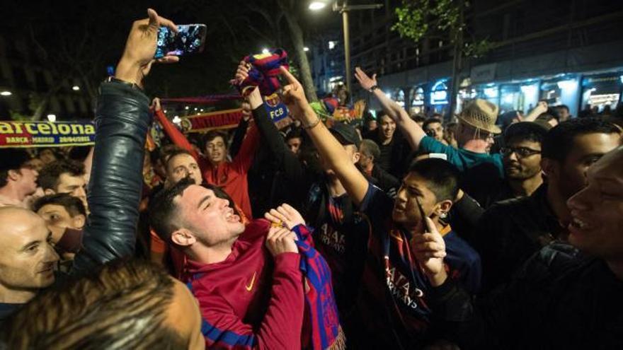 Decenas de aficionados del Barça celebran en Canaletas su 25 título de Liga