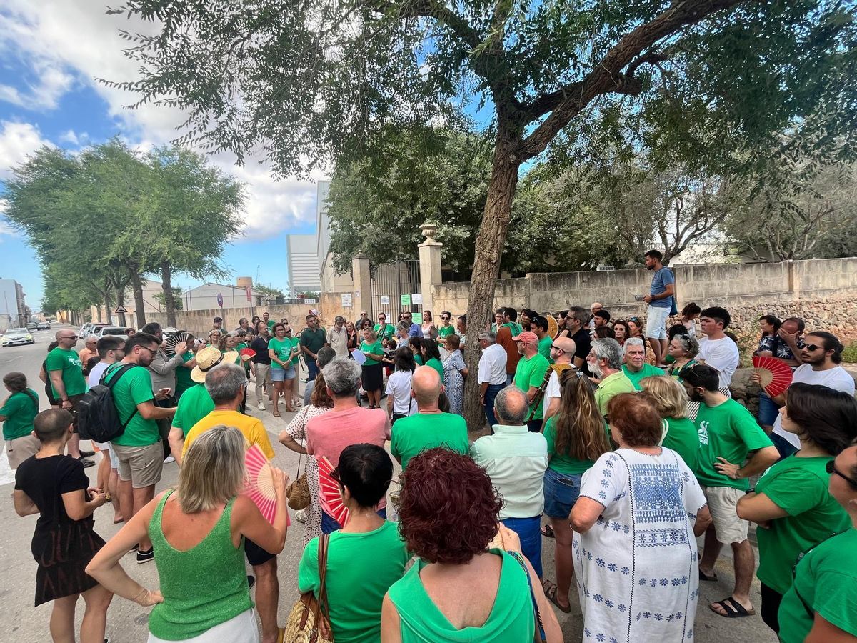Concentración en Algaida a favor de los docentes.