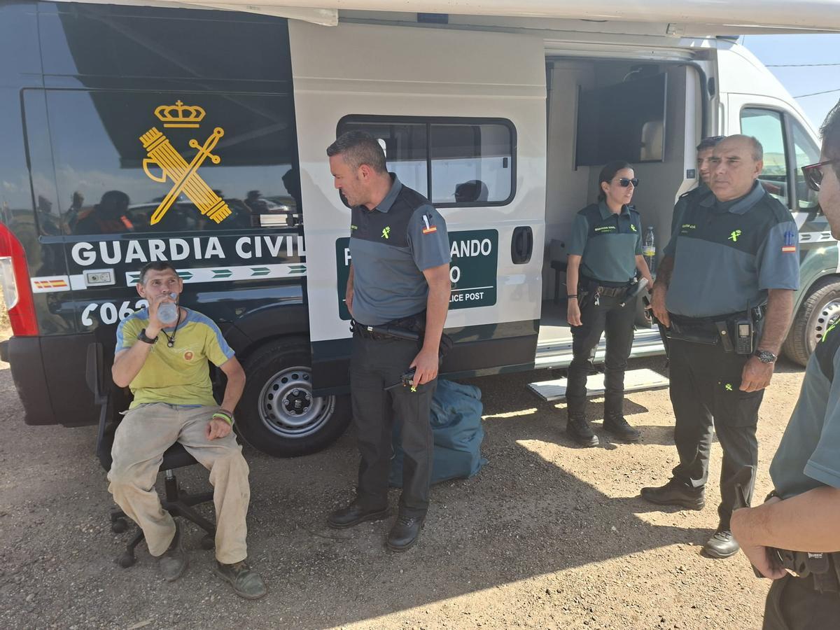 Agentes de la Guardia Civil tras localizar al hombre.