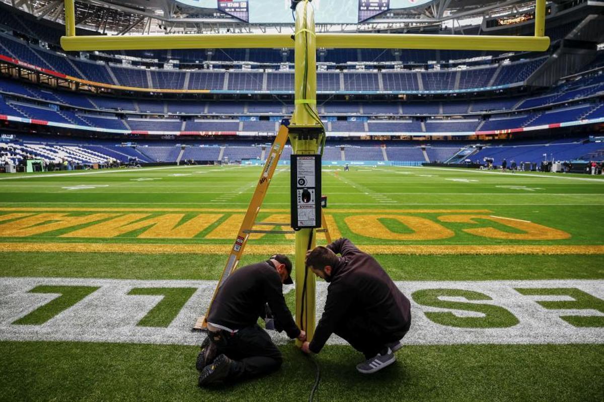 Operarios de la NFL preparan las endzones
