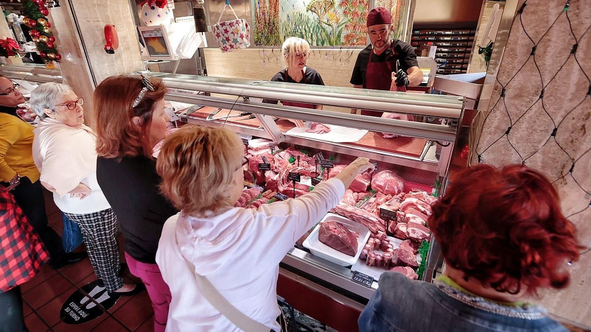 Compras en el mercado para las cenas de Navidad
