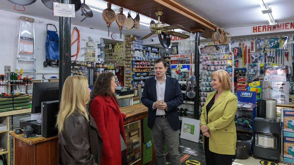 El presidente y la consejera de Comercio e Industria, en una ferretería apoyada por la Junta.