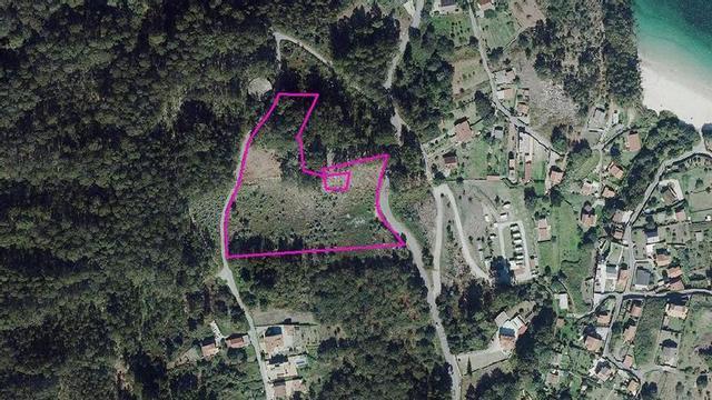 Situación del campamento turístico de Cova das Minas, en O Hío; en la derecha la playa de Arneles .