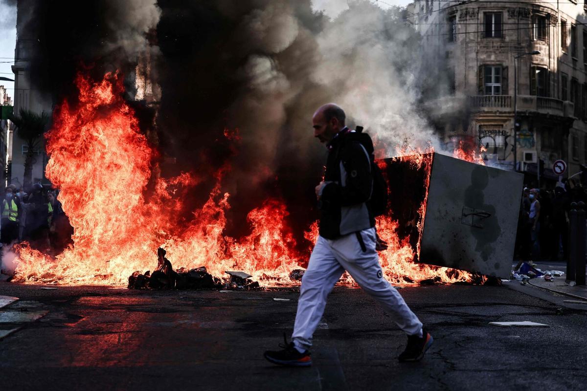 Una barricada ardiendo en una calle de Marsella, este sábado.
