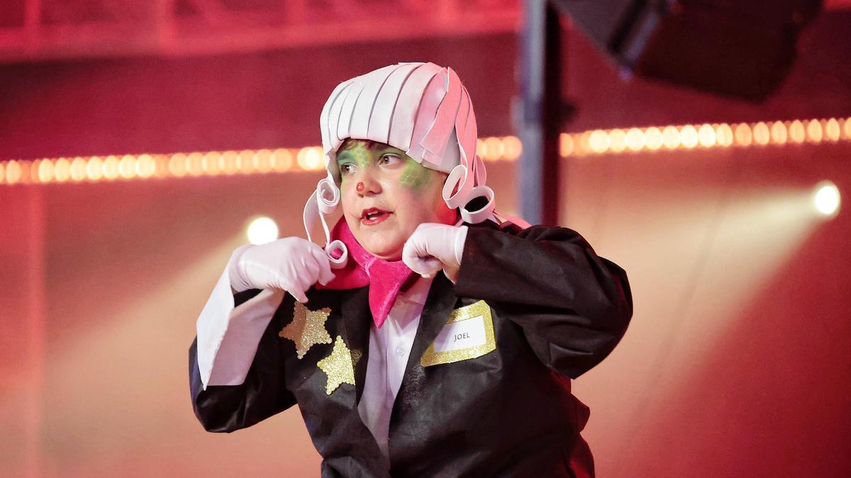 Joel Arias, al frente la dirección de la murga infantil Redoblones en el Carnaval 2025.