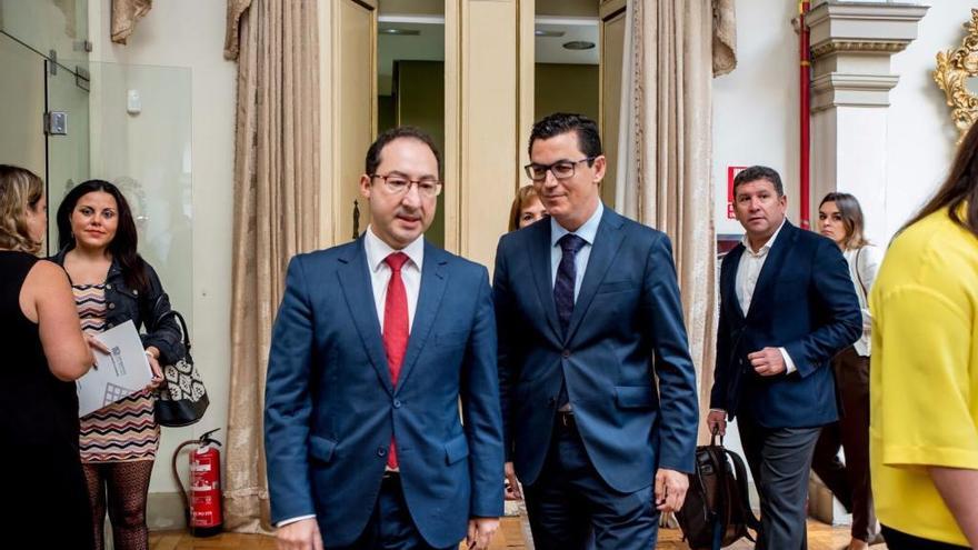 El vicepresidente del Gobierno canario, Pablo Rodríguez (derecha), junto al presidente del Colegio de Graduados Sociales, José Ramón Dámaso, en el Gabinete Literario.