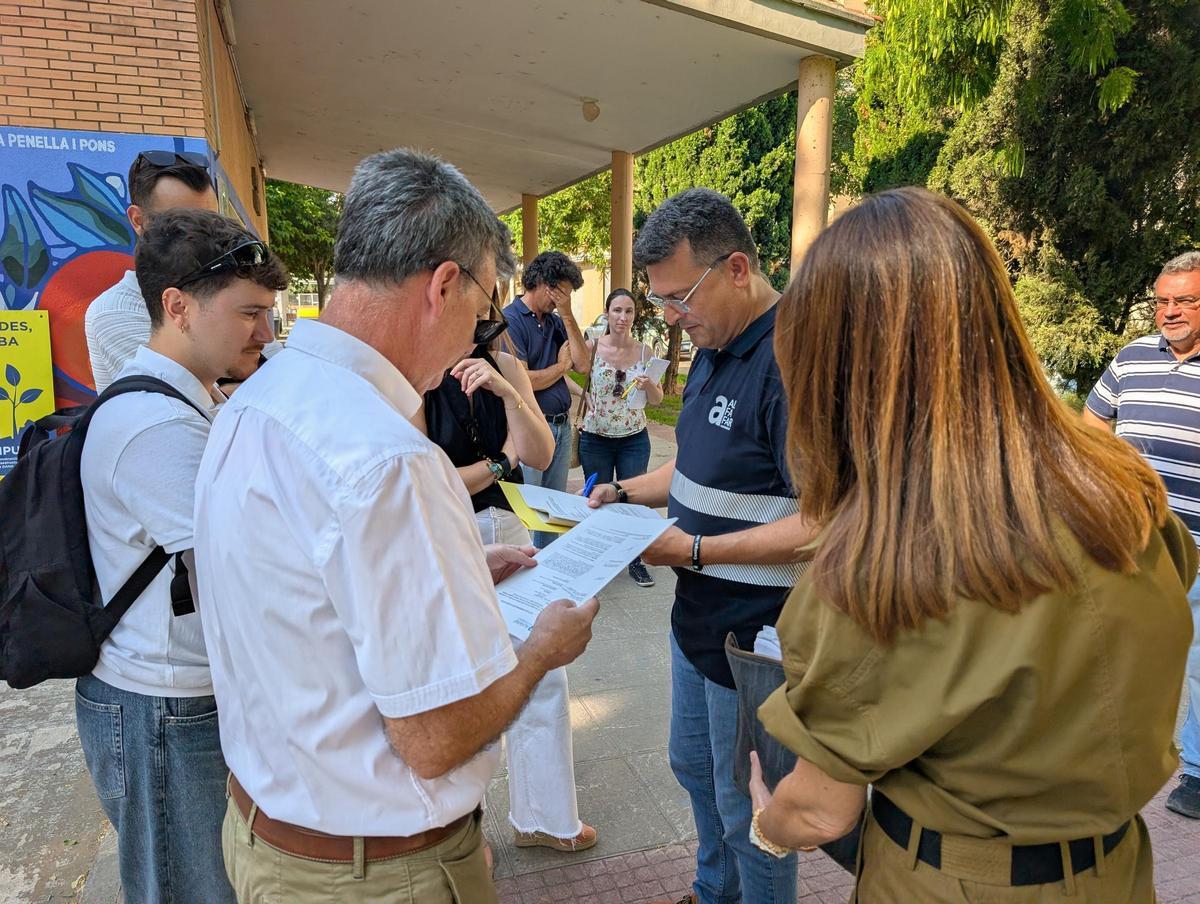 El alcalde Adsuara visita la zona del plan de choque en Alfalares.
