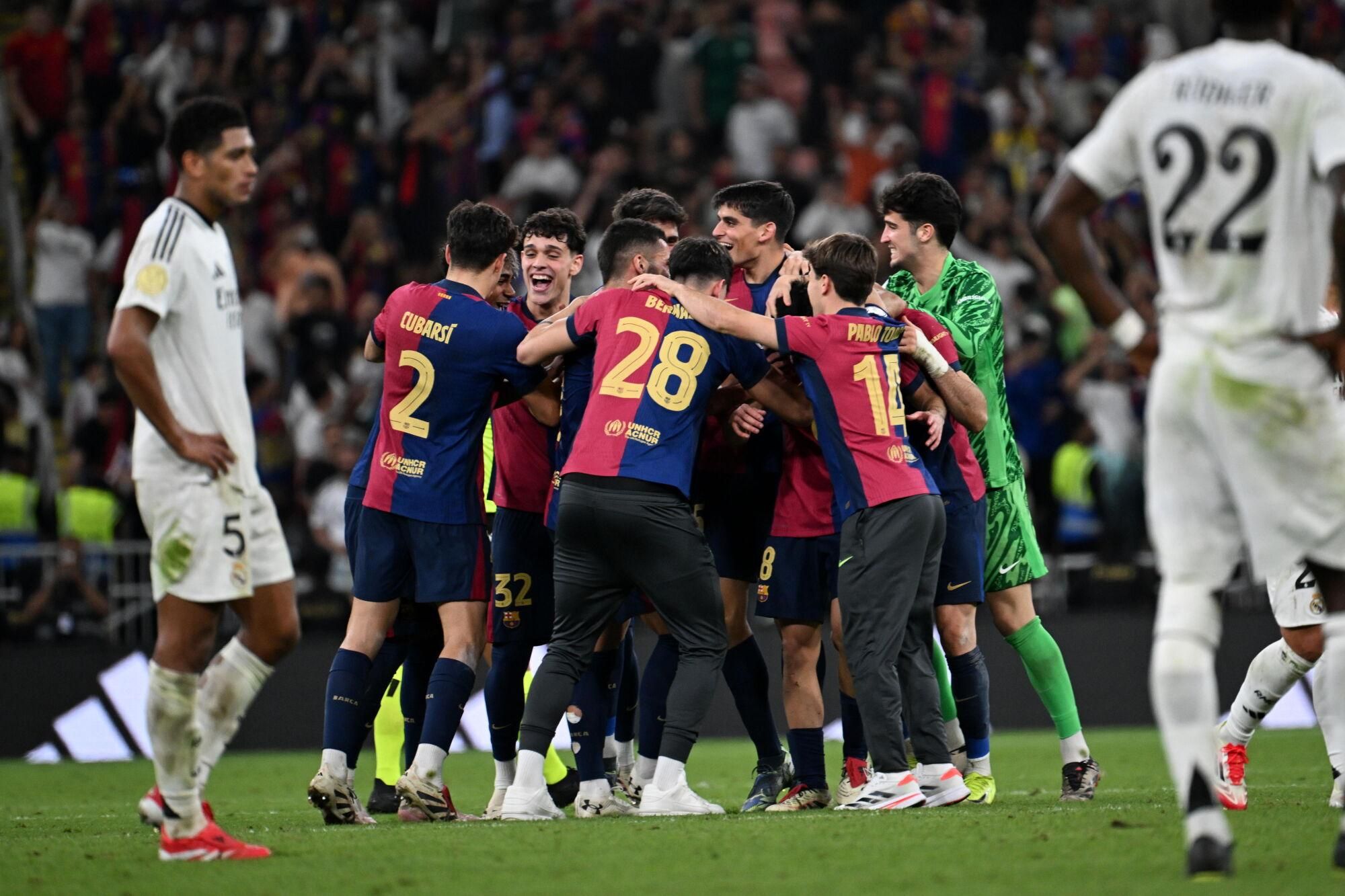 Jeddah (Saudi Arabia), 12/01/2025.- Players of Barcelona celebrate winning the final of the Spanish Super Cup, the Supercopa de Espana, between Real Madrid and FC Barcleona in Jeddah, Saudi Arabia, 12 January 2025. (Arabia Saudita) EFE/EPA/STR