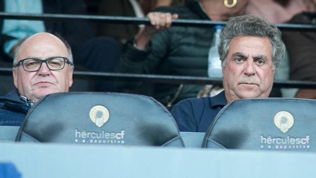 Los empresarios Juan Carlos Ramírez y Enrique Ortiz, propietarios del Hércules, en el palco del estadio Rico Pérez.