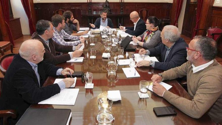 Alcaldes y responsables de concellos del área y de A Coruña, ayer, en María Pita.
