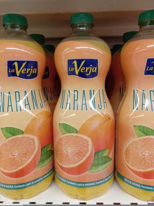 ZUMOS. En las estanterías de los zumos, las marcas que vende Mercadona son distribuidas por la empresa jumillana García Carrión en todas las variedades que tiene, así como los refrescos sin gas.