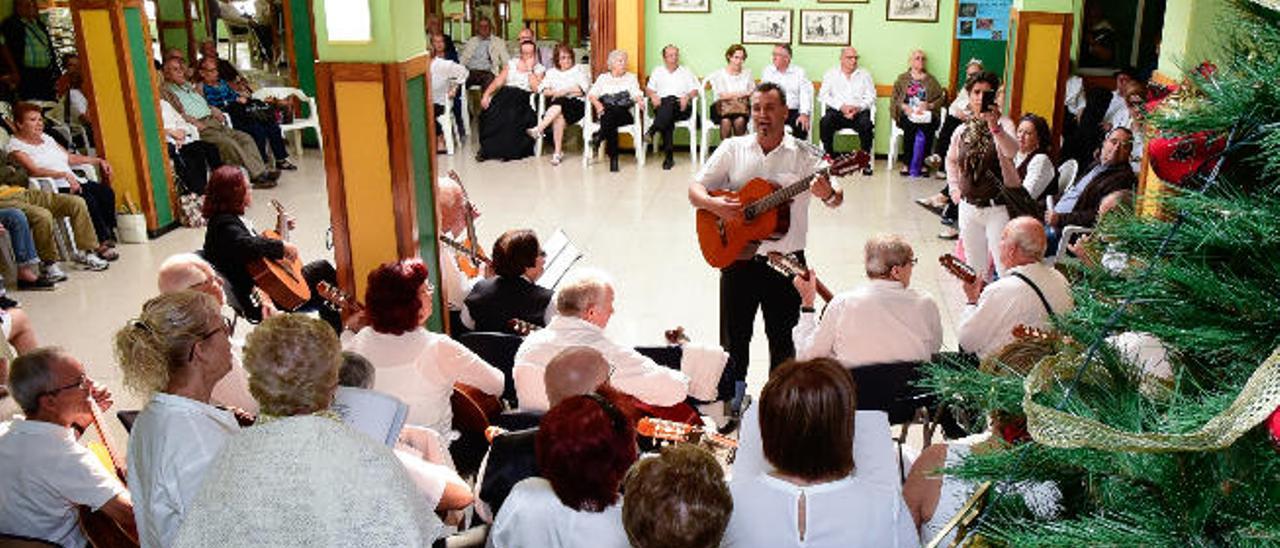 La rondalla y su monitor, Salvador Santana, durante el encuentro navideño en el Centro de Mayores de Telde.