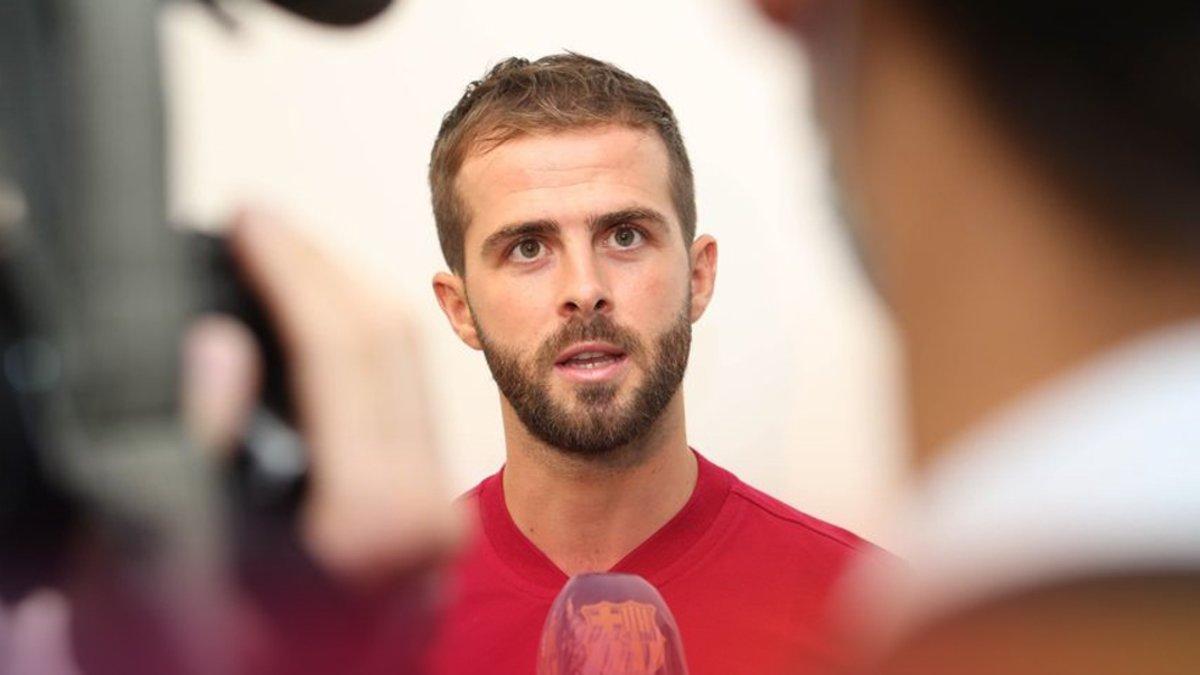 Pjanic, con los medios del club