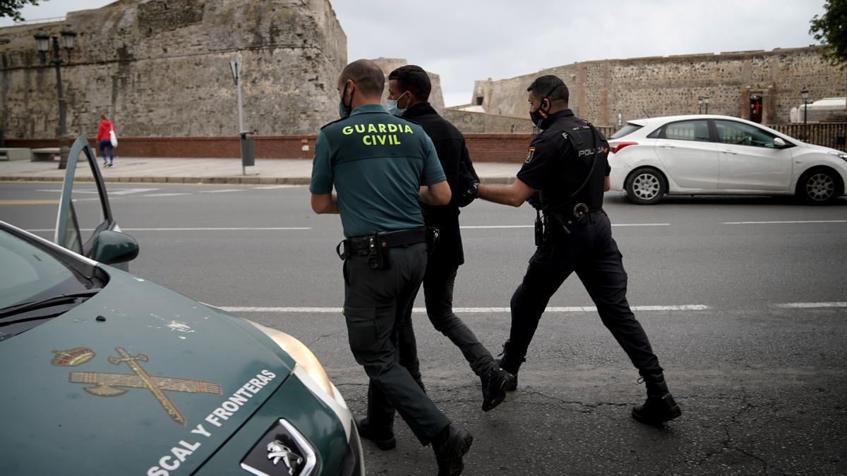 Detenidos decenas de migrantes en Ceuta para identificarlos y hacerles PCRs