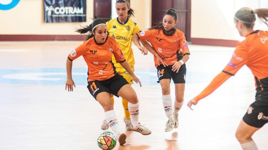 Carlita conduce la pelota en el duelo de liga ante el Alcorcón. |  // CASTELEIRO/ROLLER AGENCIA