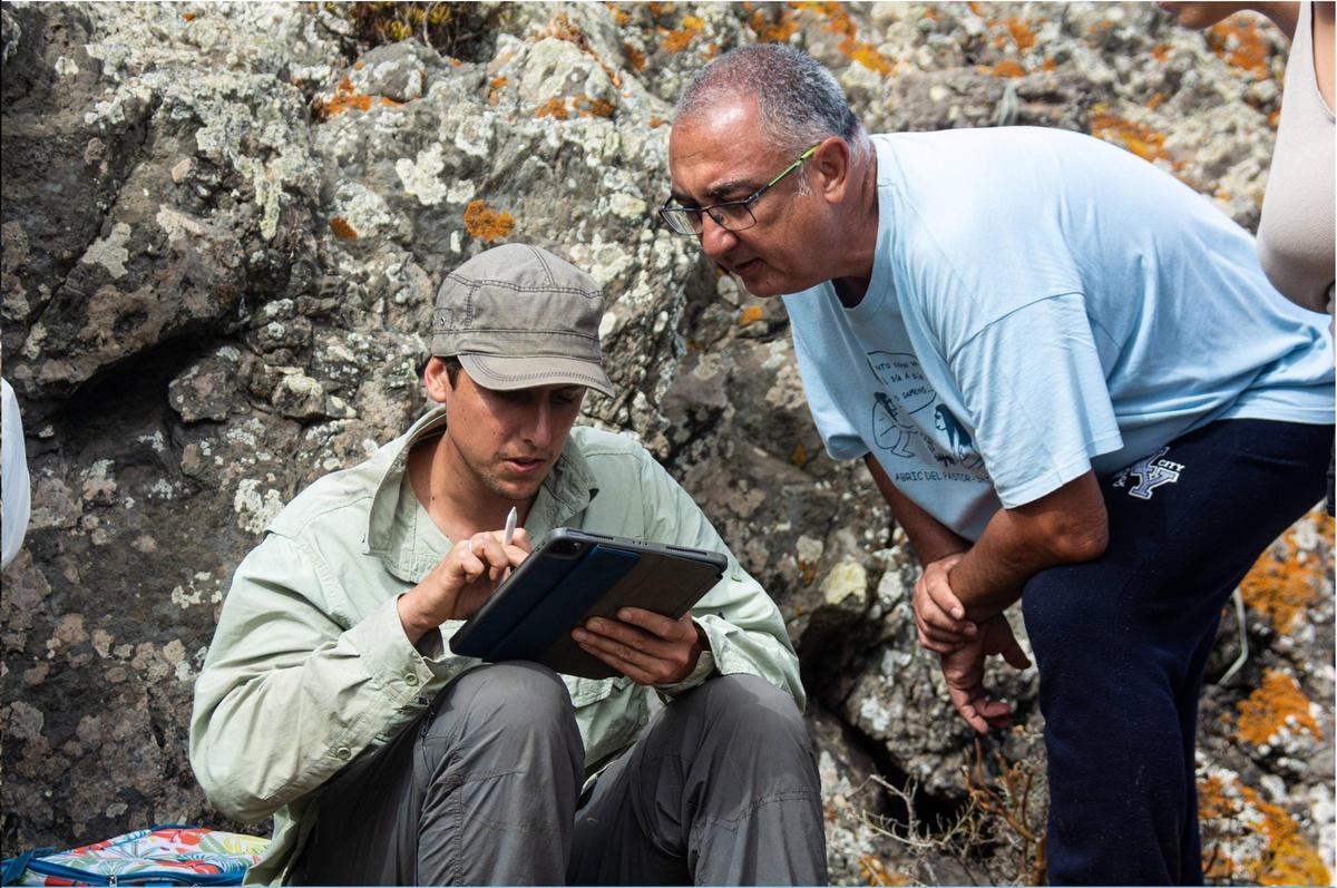 Dos de los investigadores estudian la zona de marisqueo de la isla baja
