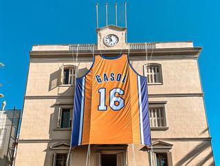 El Ayuntamiento de Sant Boi amanece con una camiseta gigante de Paul Gasol en su fachada
