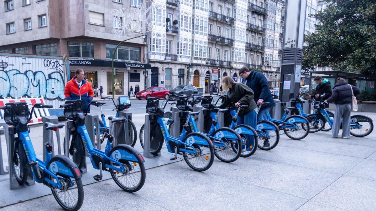 Usuarios en la parada de BiciCoruña de la plaza de Pontevedra. | Germán Barreiros/Roller Agencia
