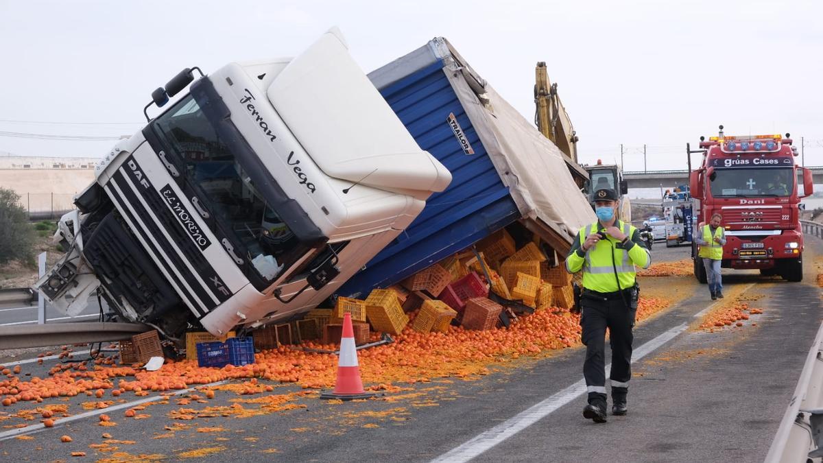 Colas kilométricas en la A-31 dirección Madrid-Alicante por un accidente a la altura de Novelda