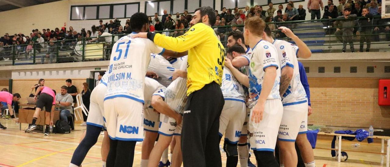 La plantilla del Cangas durante un tiempo muerto en el partido contra el Trops Málaga. |  // TROPS MÁLAGA