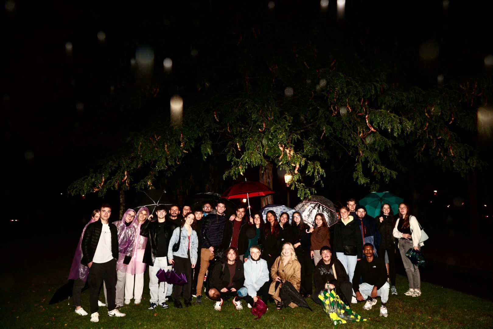 EN IMÁGENES: Así se vivieron unos fuegos de San Mateo bajo la lluvia en Oviedo