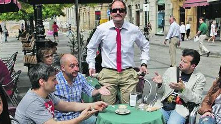 Reencuentro tras la facultad. De izquierda a derecha, los actores de «Low Cost», que se reencuentran: Laura Iglesia, Carlos Dávila, Maxi Rodríguez, Alberto Rodríguez, Jorge Moreno y Arantxa Fernández Ramos. / marcos león