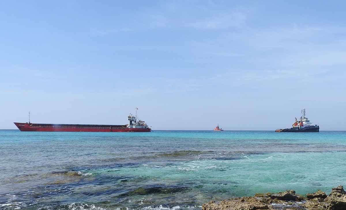 Desencallan el mercante 'River Thames' tras más de cuatro horas de trabajo en Formentera