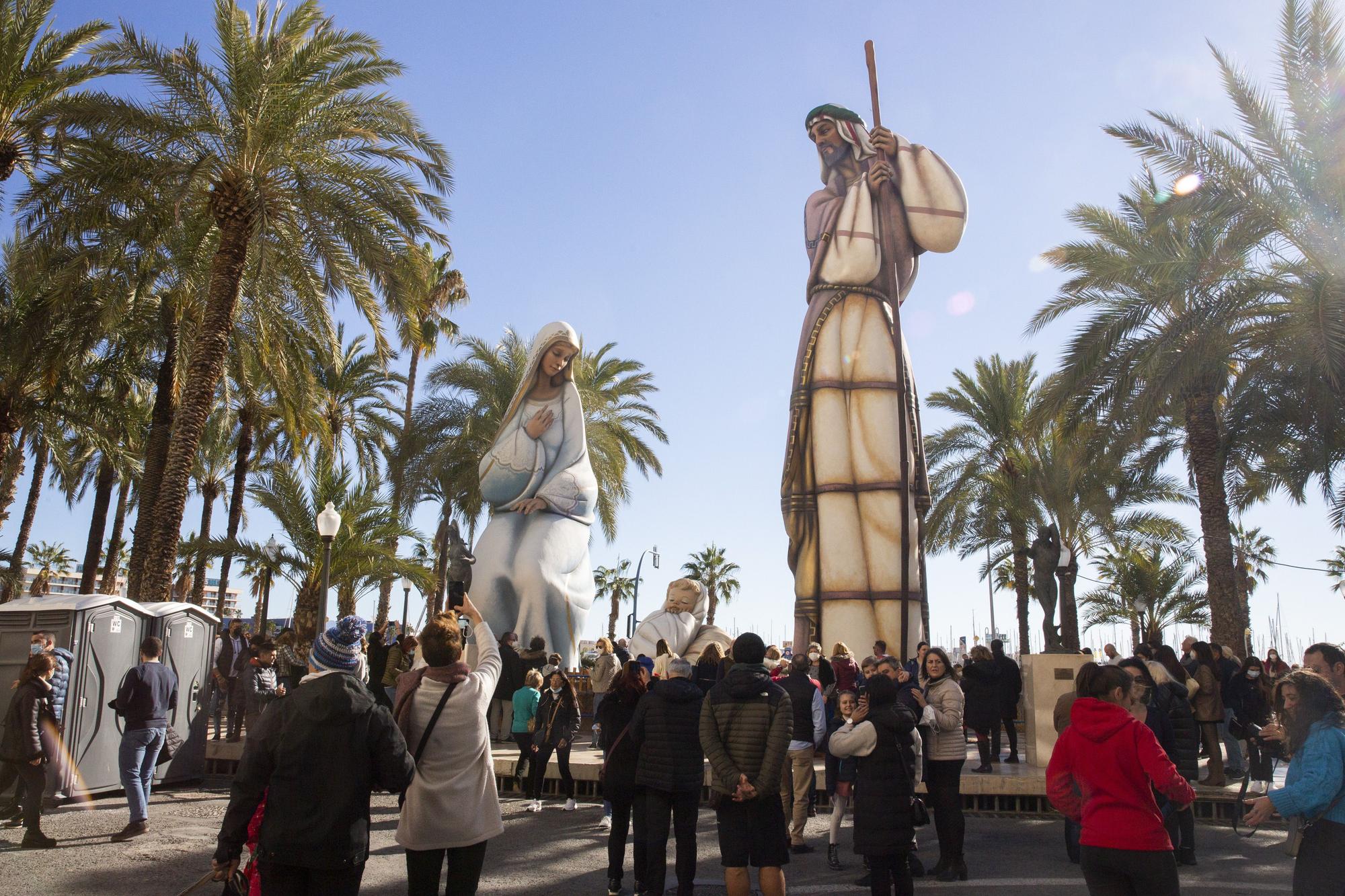 Procesión de San Nicolás y ambiente festivo en Alicante por el Día de la Constitución