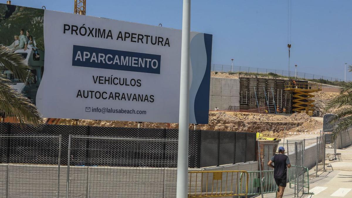 El cartel que anuncia la apertura del aparcamiento para caravanas en Arenales. | ANTONIO AMORÓS