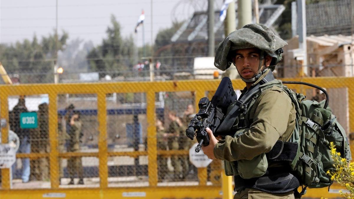 Un soldado israelí patrulla en un paso fronterizo.